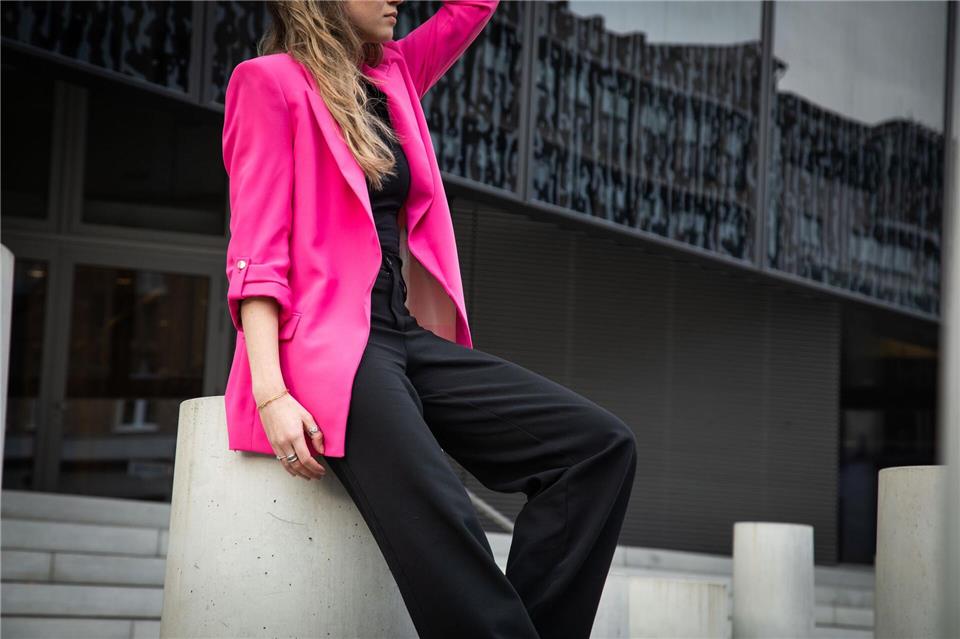 In Kombination mit neutralen Tönen wirkt der Neonlook alltagstauglich und gleichzeitig modern.Christin Klose/dpa-tmn