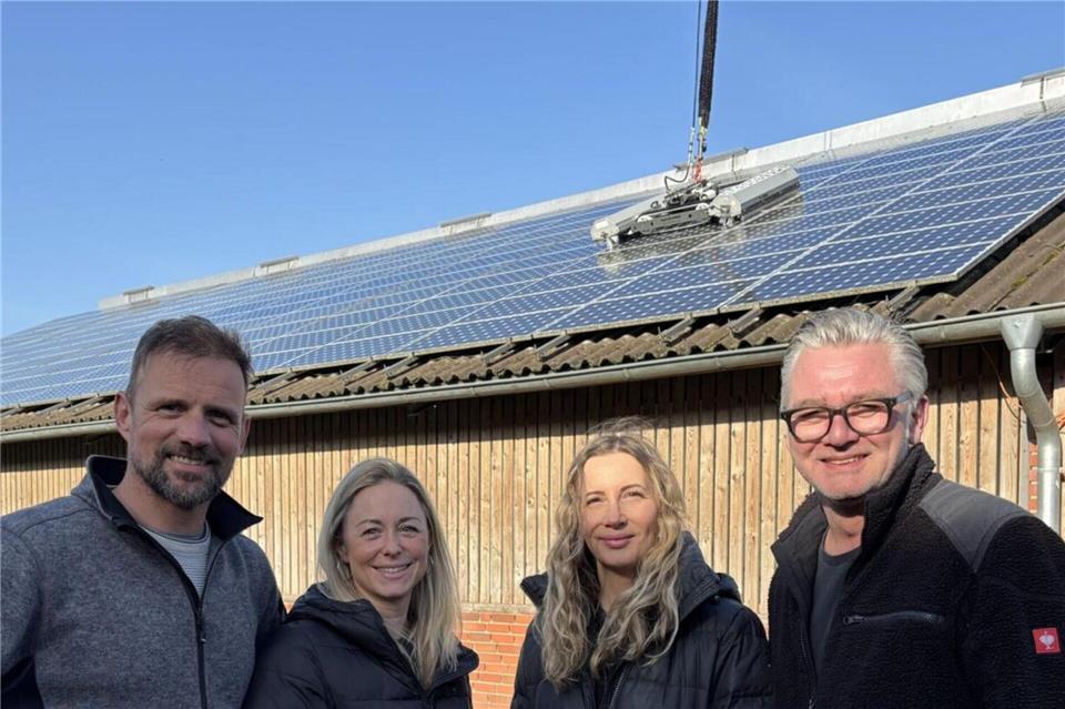 In Kooperation mit Hendrik und Judith Keppelhoff von der Kranvermietung Velen-Ramsdorf bietet Martin Stöckler (rechts) die Reinigung von PV-Anlagen mittels Robotern an.