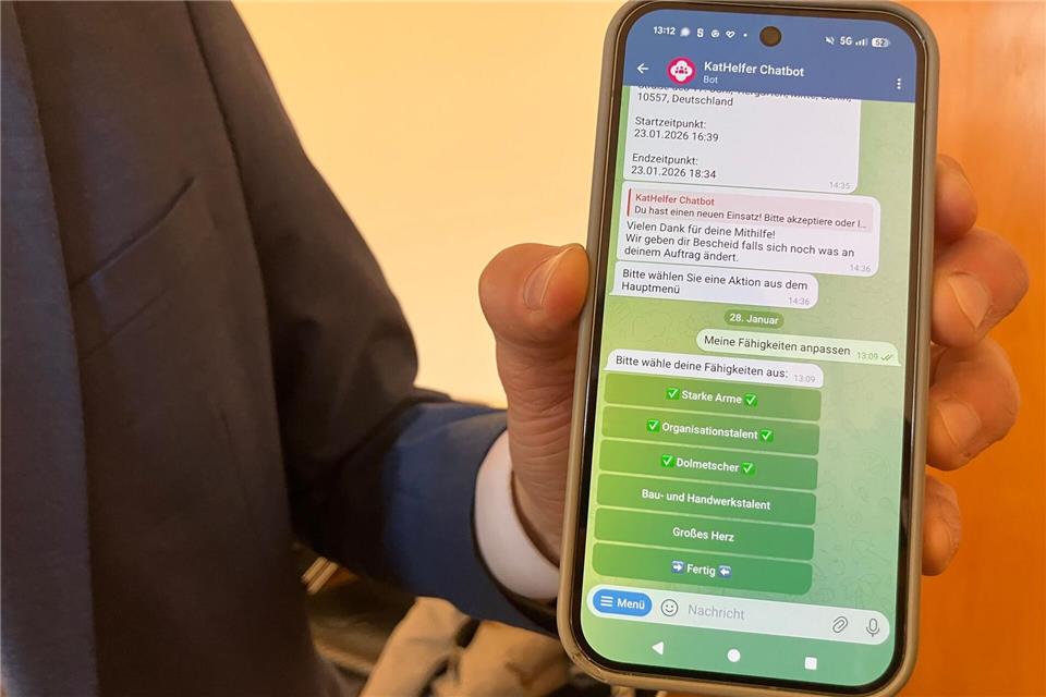 In Krisen- und Katastrophenfällen soll die Anwendung KatHelfer dabei helfen, den Einsatz freiwilliger Helfer zu koordinieren. Andreas Heimann/dpa