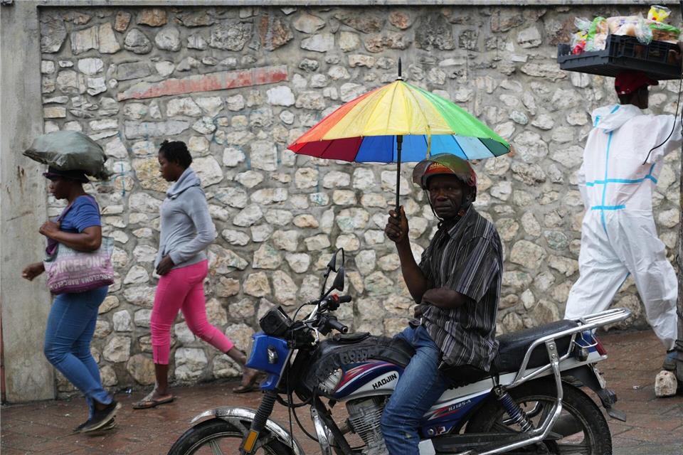 Hurrikan „Melissa“ wütet auf Jamaika und steuert auf Kuba zu  In Kuba bereiteten sich die Menschen auf die Ankunft von „Melissa“ vor. Odelyn Joseph/AP/dpa