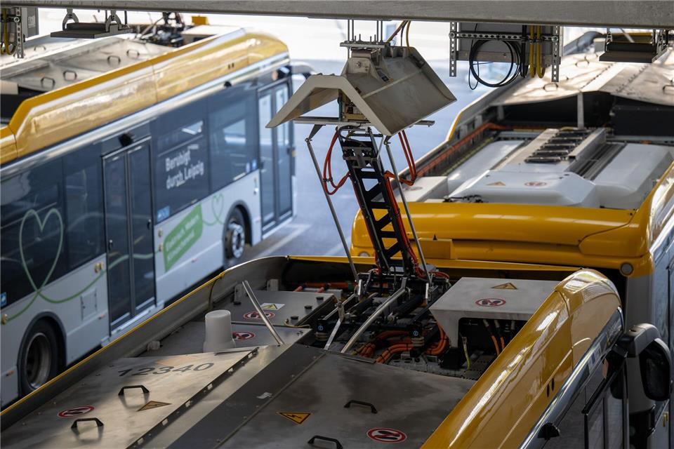 In Landsberg treffen sich viele Busunternehmen aus Sachsen, Sachsen-Anhalt und Thüringen zu den 20. Mitteldeutschen Omnibustagen. (Symbolbild)Hendrik Schmidt/dpa