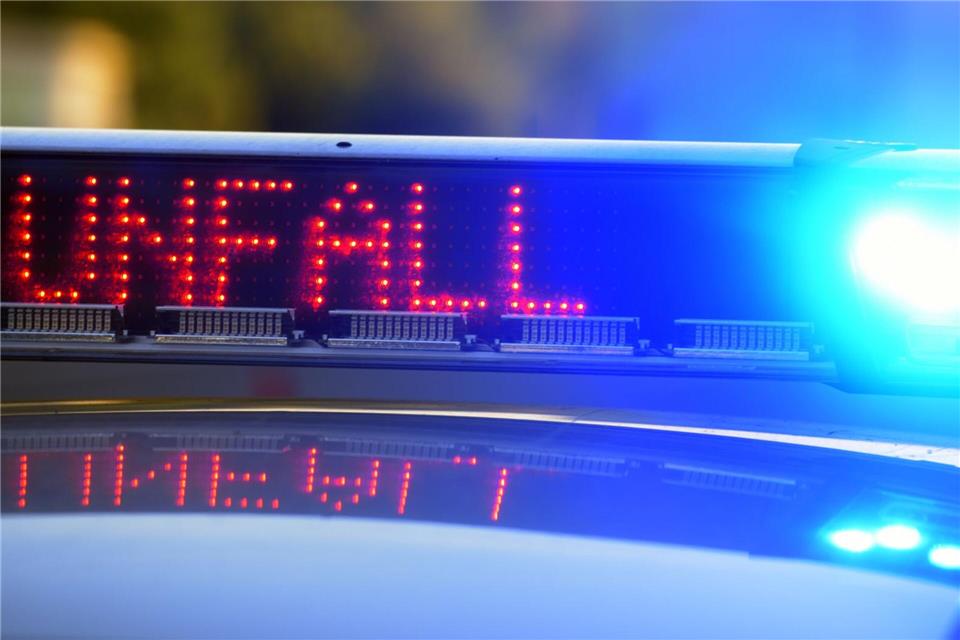 In Landshut ist ein 18-Jähriger von einem Auto erfasst und schwer verletzt worden. (Symbolbild)Stefan Puchner/dpa