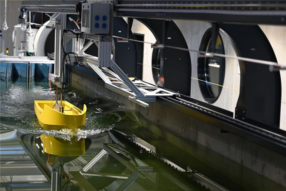 In Leer wird der Zukunftskutter im Modell schon getestet - nun steht die Entwicklung eines Prototypen an. Lars Penning/dpa