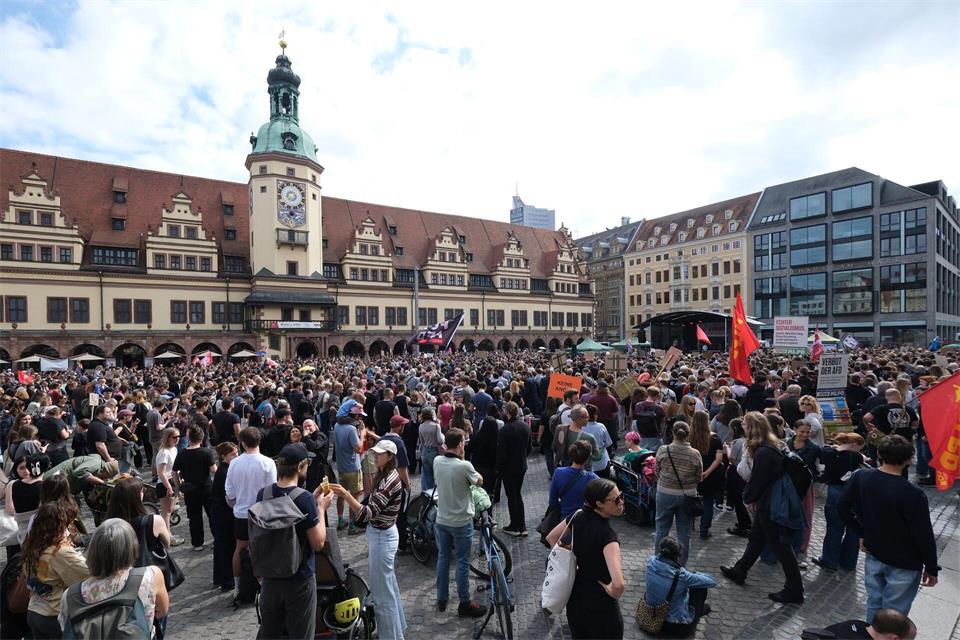In Leipzig demonstrierten bereits am Samstag Tausende gegen die AfD.Sebastian Willnow/ dpa/dpa