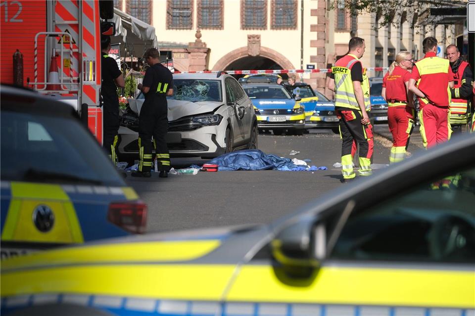 In Leipzig ist ein Auto in mehrere Menschen gefahren.Sebastian Willnow/dpa