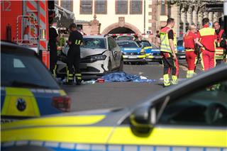 In Leipzig ist ein Auto in mehrere Menschen gefahren.Sebastian Willnow/dpa