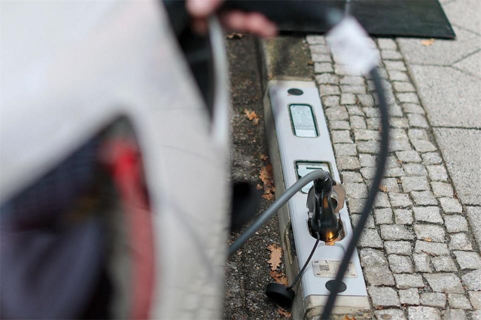 In Leipzig können E-Autos probeweise an der Bordsteinkante geladen werden.Jan Woitas/dpa
