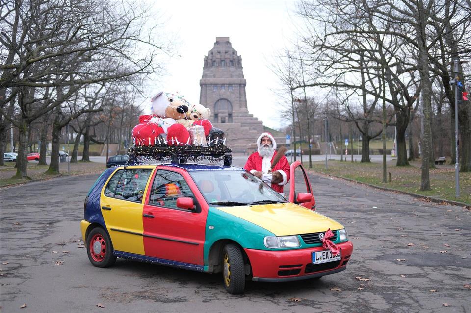 In Leipzig kommt der Weihnachtsmann mit dem Auto.Sebastian Willnow/dpa