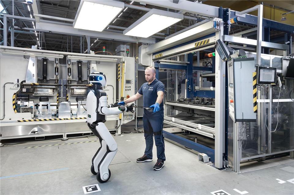 In Leipzig setzt BMW testweise humanoide Roboter in der Produktion ein. (Handout)Ken Achluchtmann/BMW/dpa