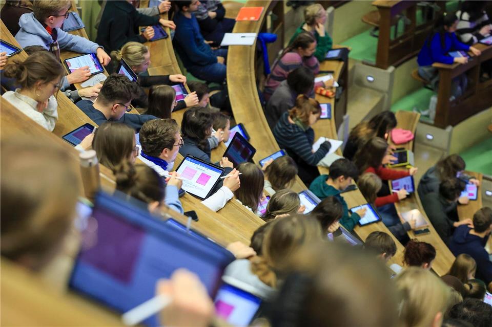 In Leipzig sind etwa vier von sieben Studienplätzen zulassungsbeschränkt. (Symbolbild)Jan Woitas/dpa