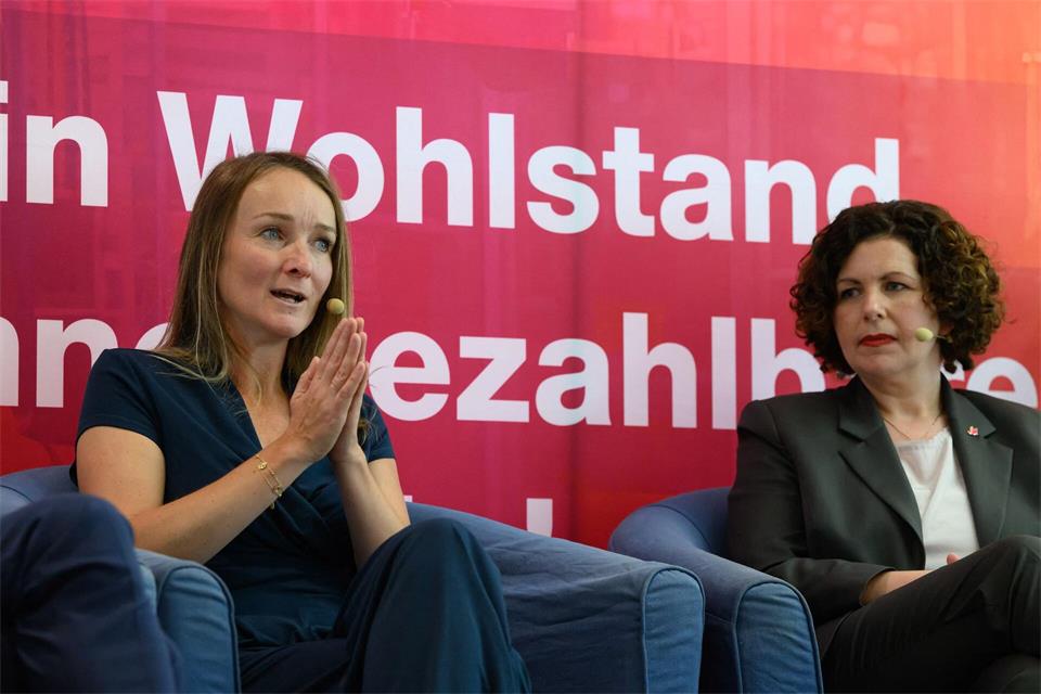 In Leipzig waren auch Claudia Wittig, Spitzenkandidatin des BSW bei der Landtagswahl in Sachsen-Anhalt, und die Bundesparteivorsitzende Amira Mohamed Ali zu Gast.Hendrik Schmidt/dpa