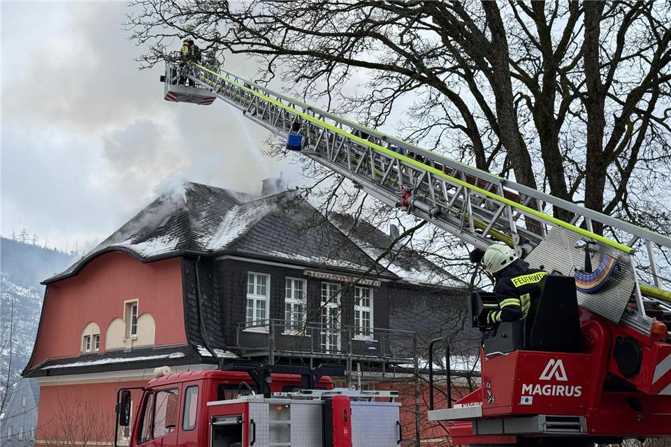 In Lennestadt im Kreis Olpe kamen bei einem Dachgeschossbrand zwei Männer ums Leben. Berthold Stamm/dpa