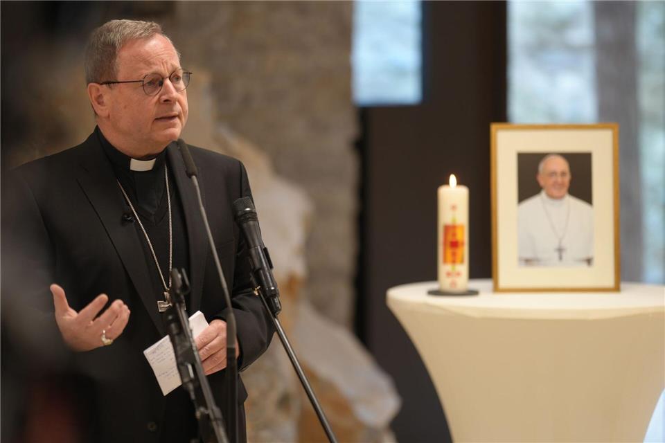 In Limburg findet Bischöf Bätzing würdigende Worte für den gestorbenen Papst.Thomas Frey/dpa