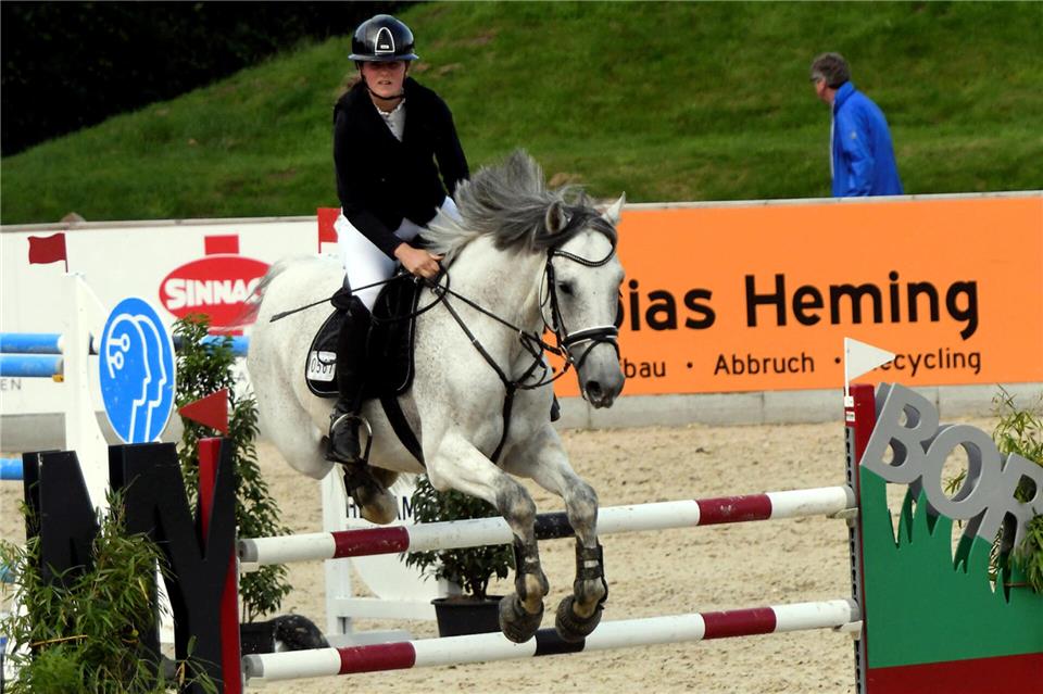 In Lindlar beendete Hanna Schultewolter vom RV Velen mit ihrem Hengst Cresbo eine Springprüfung der Klasse S* auf dem dritten Rang.