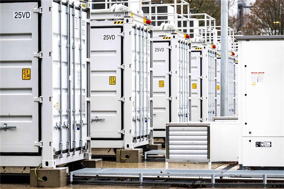 In Lingen betreibt der Energiekonzern RWE bereits einen Batteriespeicher mit 45 Megawatt Leistung. Ein neuer soll 400 Megawatt haben - und der größte in Niedersachsen werden.Sina Schuldt/dpa