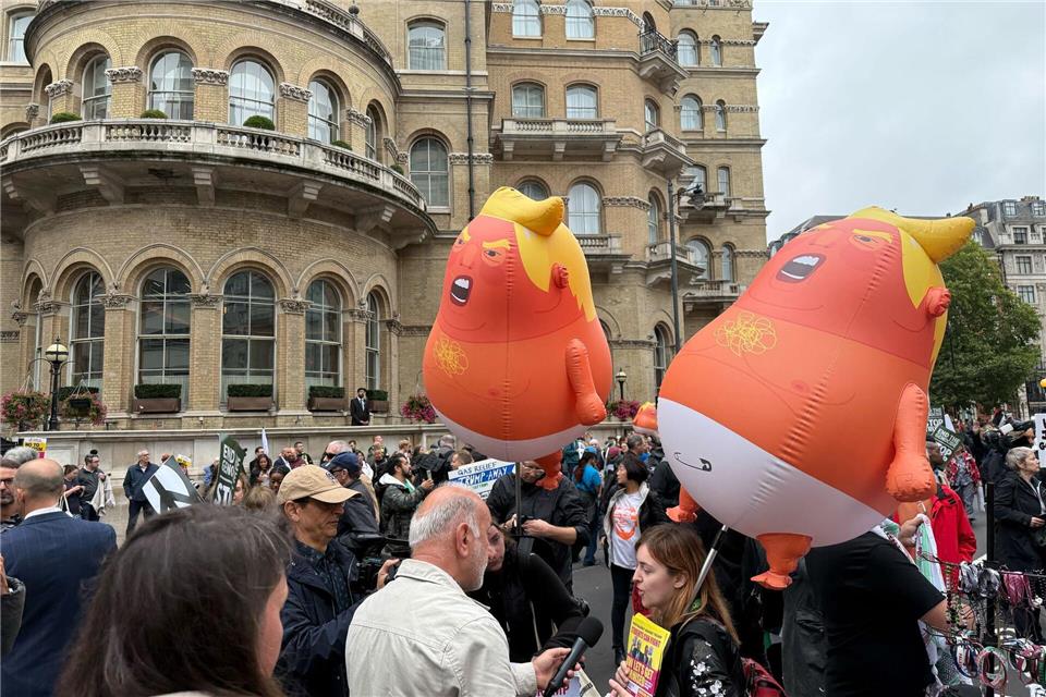 In London versammelten sich Tausende Menschen zum Protest.Patricia Bartos/dpa