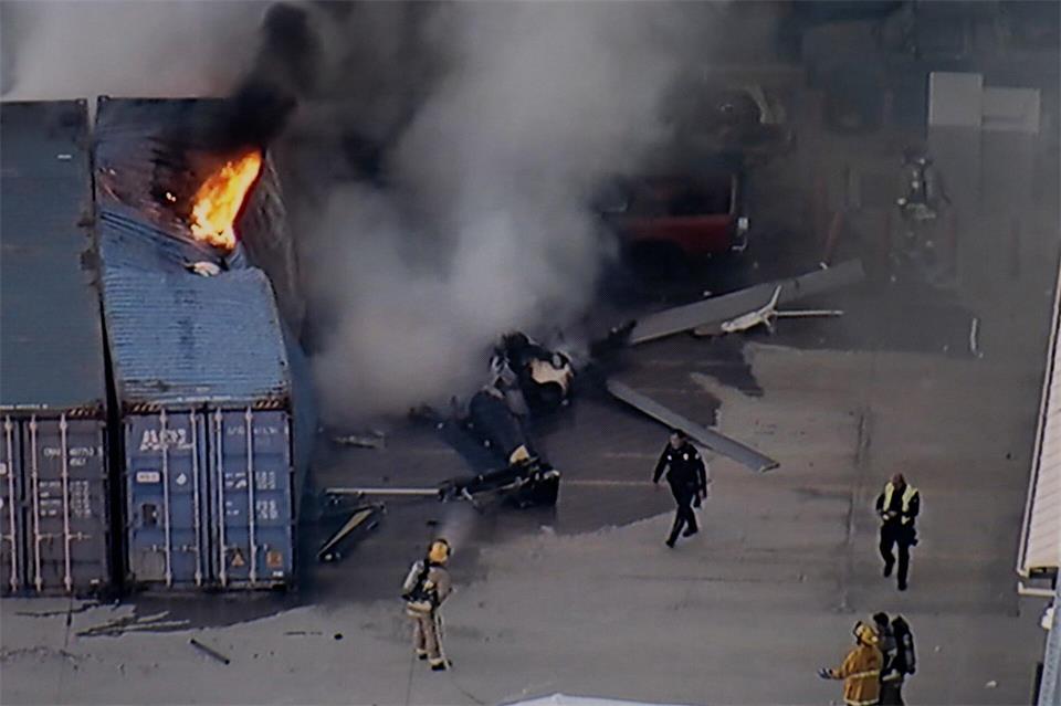 In Los Angeles ist ein Hubschrauber abgestürzt und in Flammen aufgegangen.Uncredited/KABC-TV/AP/dpa