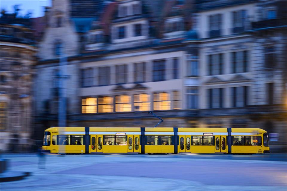 In Lübeck wird die Wiedereinführung der 1959 eingestellten Straßenbahn diskutiert. (Symbolbild)Robert Michael/dpa