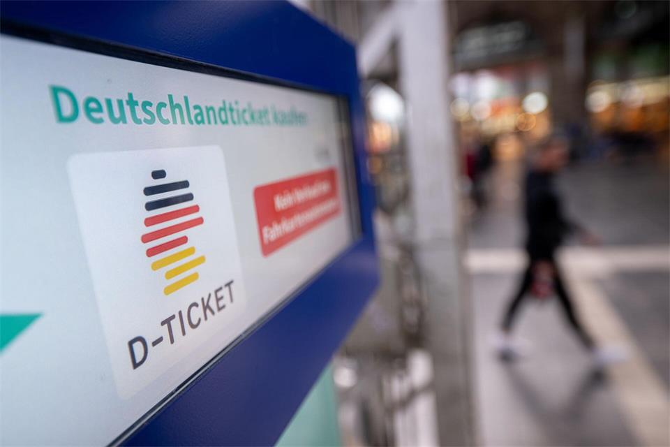 In MV bekommen Senioren über 65 Jahren einen Rabatt von 20 Euro vom Land.Sebastian Gollnow/dpa