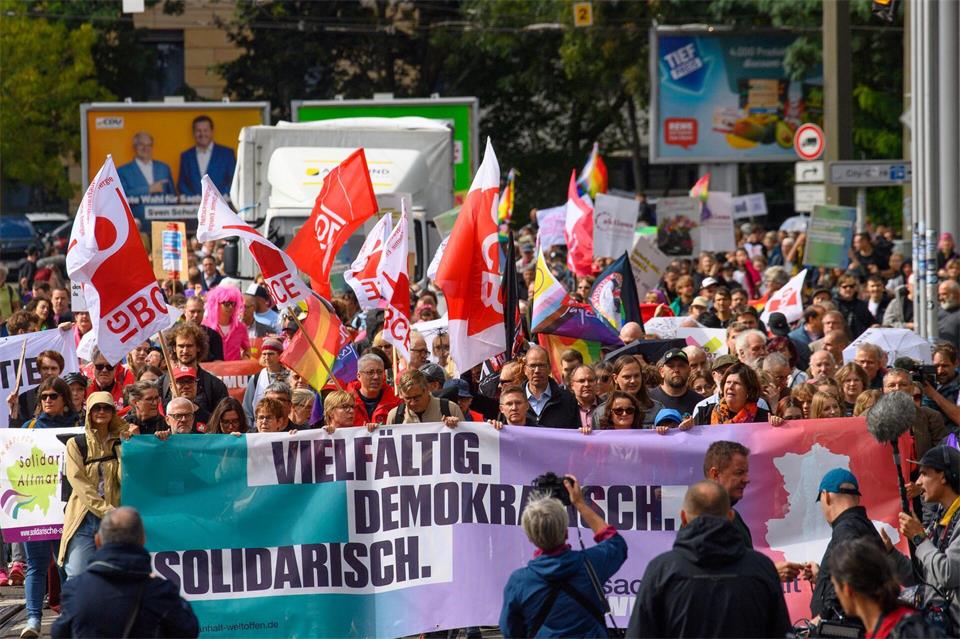 In Magdeburg demonstrieren Tausende für Demokratie. Klaus-Dietmar Gabbert/dpa