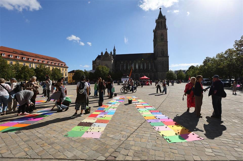 In Magdeburg fanden am Wahlsonntag auch Demos statt. Matthias Bein/dpa