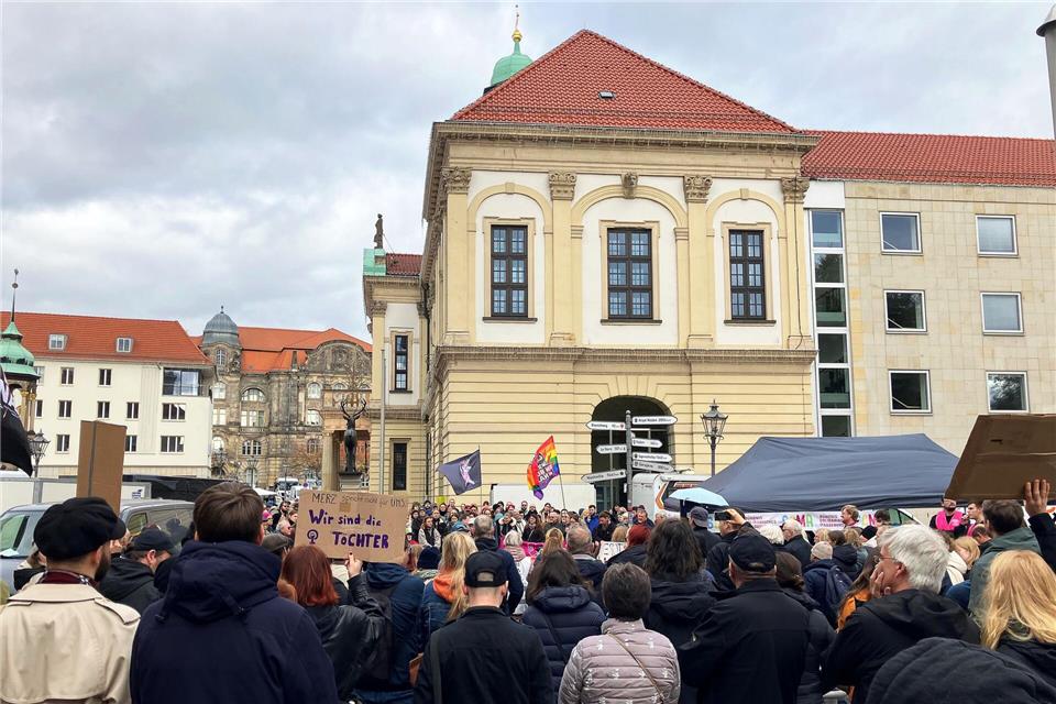 Demos gegen Merz-Äußerung - „Friedrich“-Protestsong  In Magdeburg gingen am Samstag rund 300 Menschen auf die Straße.Dörthe Hein/dpa