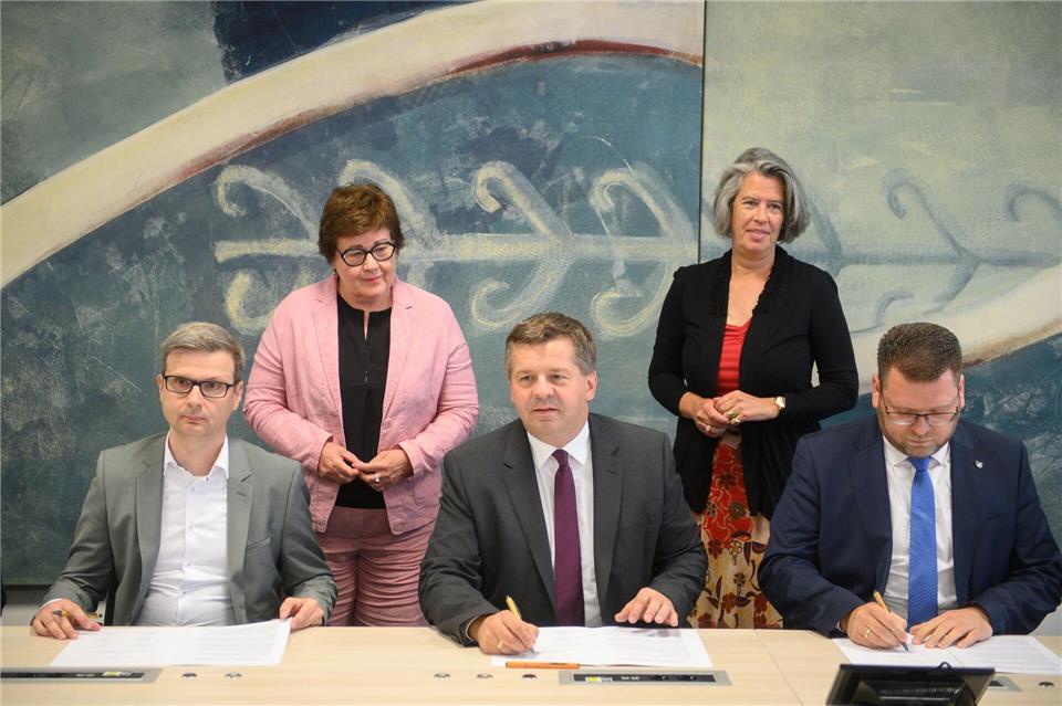 In Magdeburg haben Vertreter der Landesregierung, der Kommunen, der Wirtschaft und der Bundesagentur für Arbeit eine Vereinbarung zur Initiative Bürgerarbeit unterzeichnet.Klaus-Dietmar Gabbert/dpa