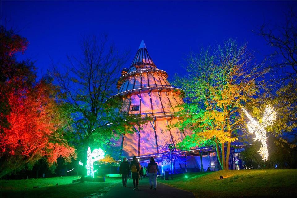 In Magdeburg locken gleich zwei Lichter-Spektakel: Die Innenstadt wird ab dem 20. November mit einer Lichterwelt erleuchtet und das Lichter-Festival „Lumagica“ bringt seit Oktober den Elbauenpark zum Leuchten. (Archivbild)Klaus-Dietmar Gabbert/dpa