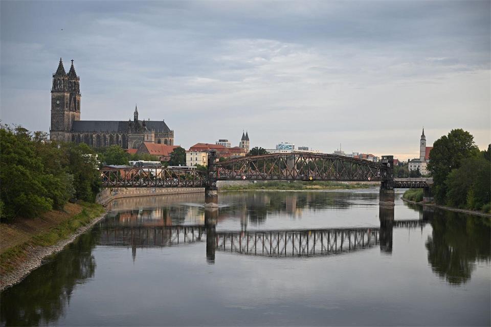 In Magdeburg soll es weitere unpopuläre Sparmaßnahmen geben. (Archivbild)Michael Brandt/dpa