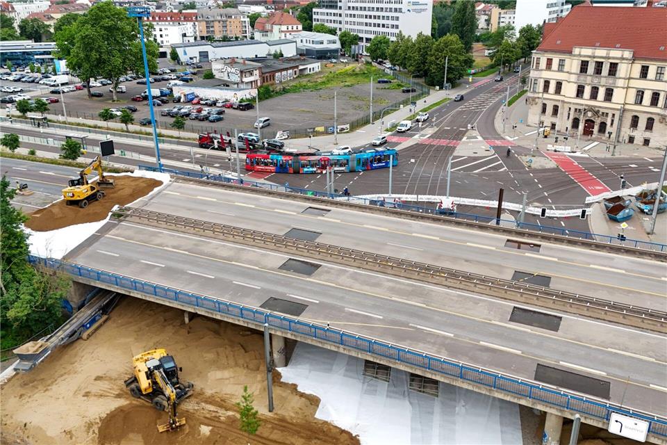 In Magdeburg startet der Rückbau der maroden Brücke über den Damaschkeplatz.Peter Gercke/dpa
