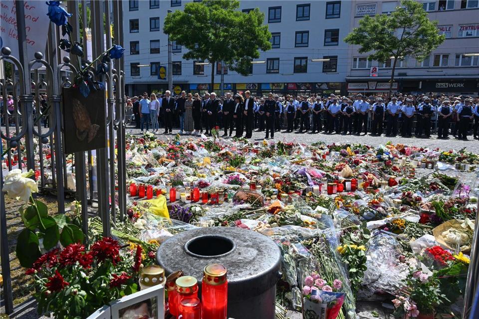 Abschiedskuss vor jedem Dienst – „Weiß nicht, was passiert“ In Mannheim starb ein Polizist nach einer Messerattacke. (Archivbild)Bernd Weißbrod/dpa