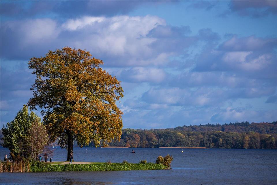 In Mecklenburg-Vorpommern bleibt es in den kommenden Tagen mild, bevor die Temperaturen zum Wochenende fallen sollen. (Archivbild)Jens Büttner/dpa