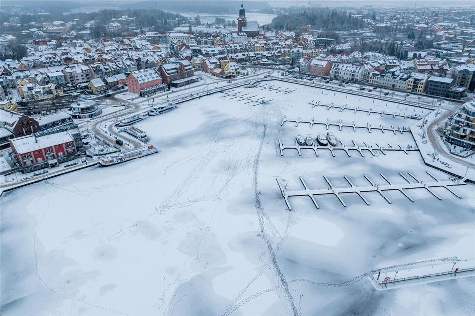 In Mecklenburg-Vorpommern führten die winterlichen Temperaturen zu einem seltenen Naturschauspiel.Jens Büttner/dpa