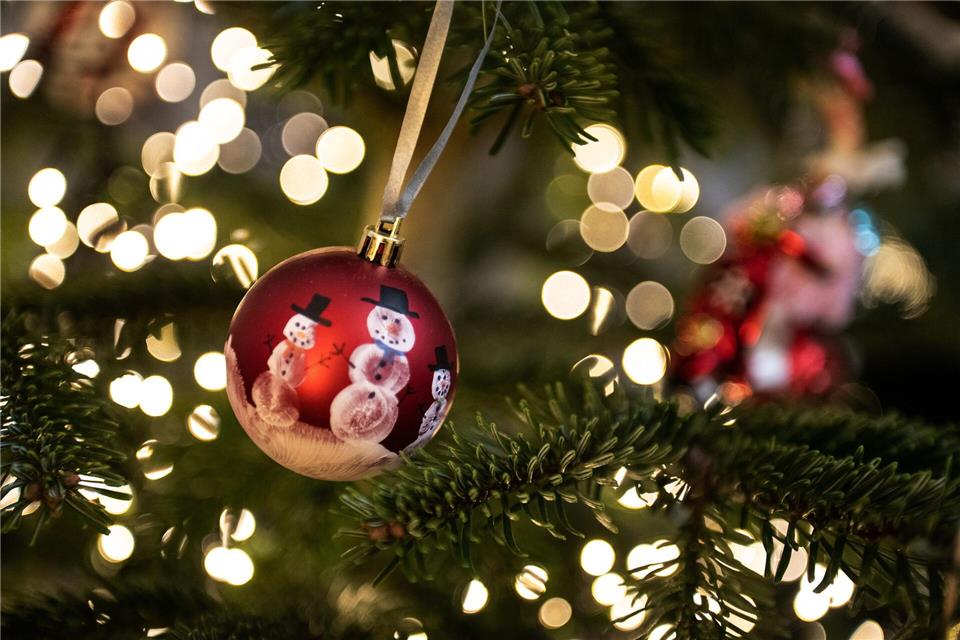 In Mecklenburg-Vorpommern gibt es an den Feiertagen zahlreiche Angebote für Menschen, die sich einsam fühlen. (Archivbild)Swen Pförtner/dpa