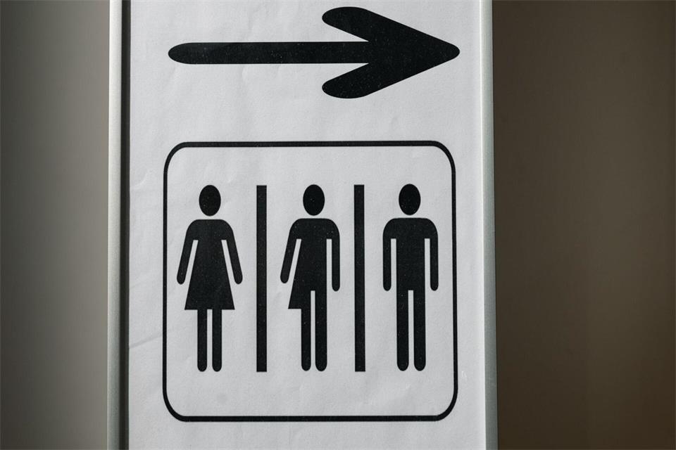 In Mecklenburg-Vorpommern haben in den letzten zwei Jahren mehr als 600 Menschen ihren Geschlechtseintrag bei den Behörden ändern lassen. (Symbolbild)Hannes P Albert/dpa