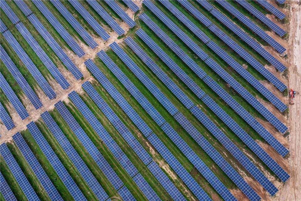 In Mecklenburg-Vorpommern hat Vattenfall 2025 einen Agri-Photovoltaik-Park in Betrieb genommen. Agri-Photovoltaik beschreibt, dass Flächen gleichzeitig für die Landwirtschaft und die Stromerzeugung genutzt werden. (Archivbild)Jens Büttner/dpa