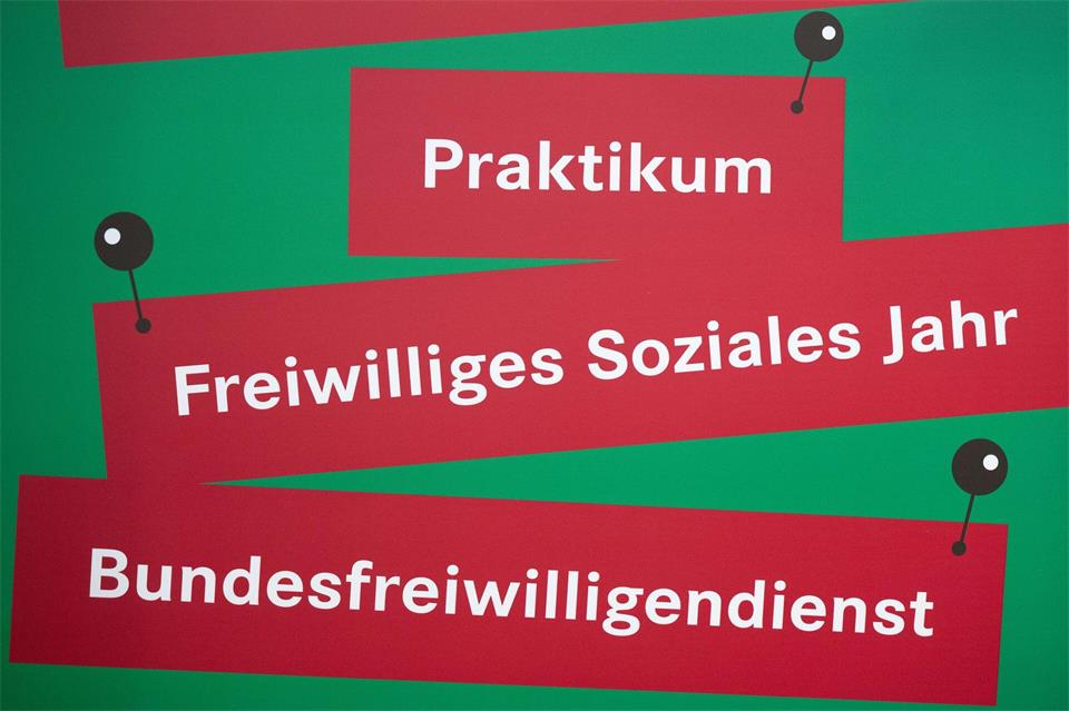 In Mecklenburg-Vorpommern ist das Interesse an einem Freiwilligen Sozialen Jahr weiterhin groß. (Symbolbild)Sebastian Kahnert/dpa