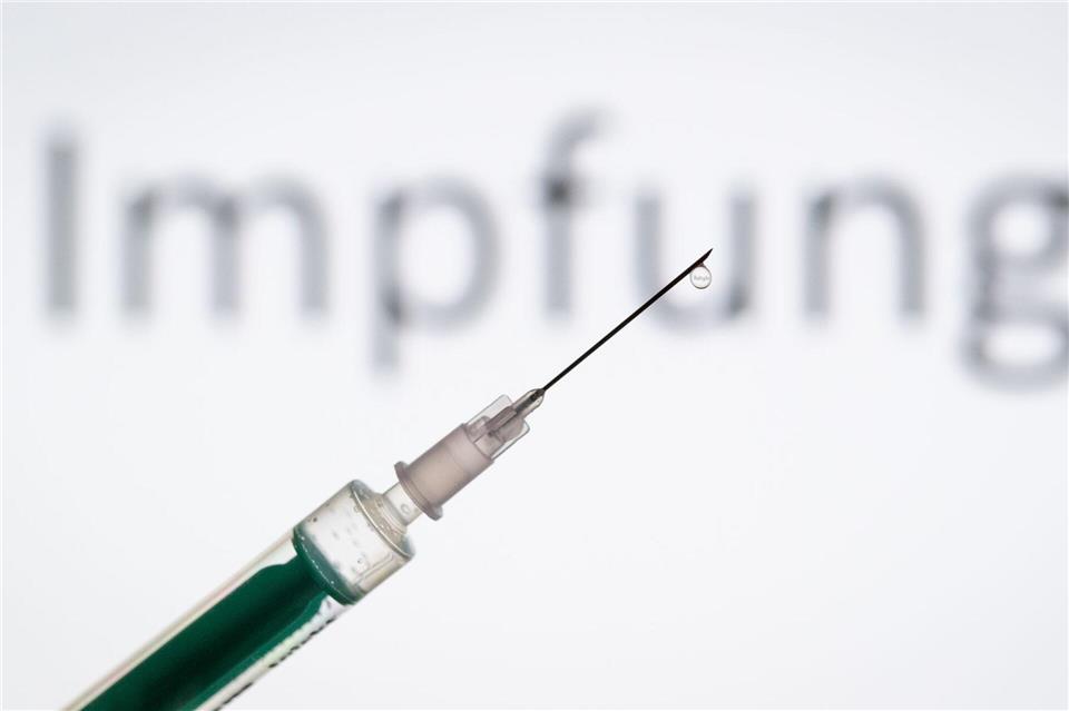 In Mecklenburg-Vorpommern lassen sich Senioren immer seltener gegen Grippe impfen. Auch bei anderen Infektionskrankheiten lässt der Impfschutz  nach. (Symbolbild)   Friso Gentsch/dpa