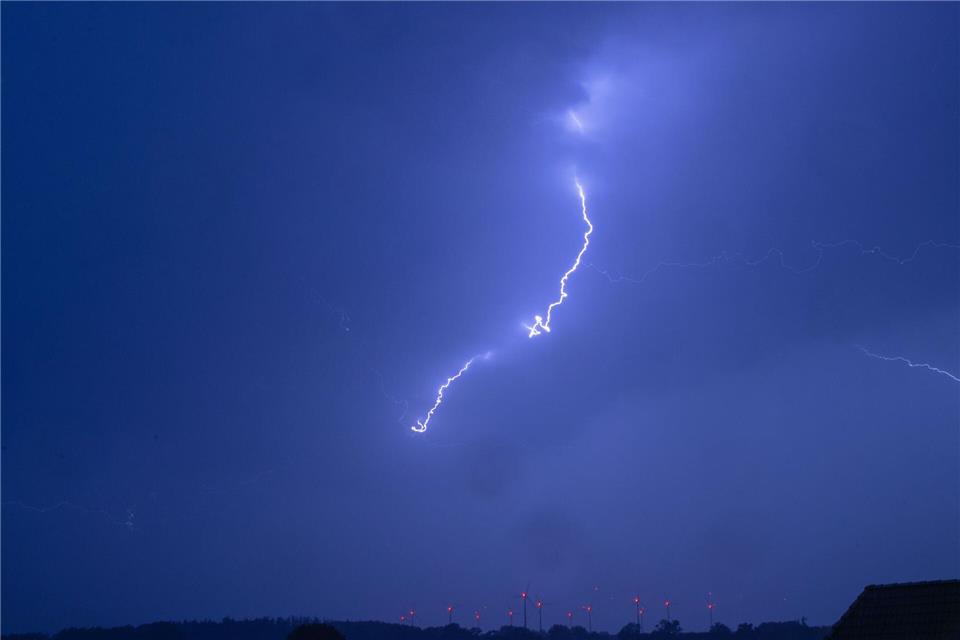 In Mecklenburg-Vorpommern sind 2025 fast 2.600 Blitze niedergegangen. (Archivbild)Jens Büttner/dpa-Zentralbild/dpa