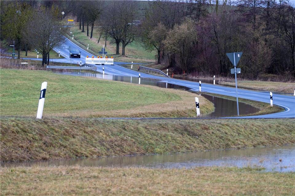 In Mecklenburg-Vorpommern sind aktuell viele Straßen überflutet. (Symbolbild)Pia Bayer/dpa