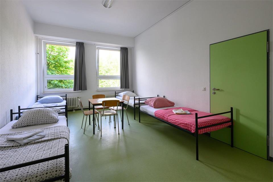 In Mecklenburg-Vorpommern sind viele Plätze in Gemeinschaftsunterkünften frei geworden. (Symbolbild)Patrick Pleul/dpa