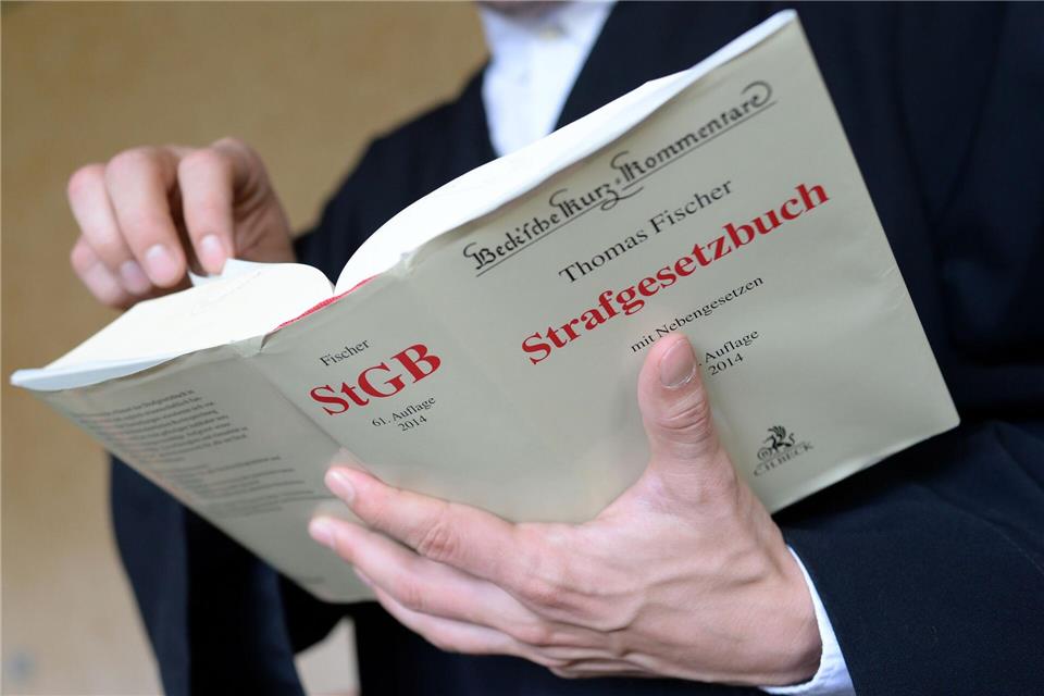 In Mecklenburg-Vorpommern sinkt die Zahl der Bewerber für das Justiz-Referendariat. (Symbolbild)Andreas Gebert/dpa