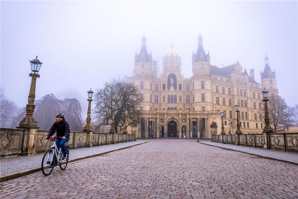 In Mecklenburg-Vorpommern startet der Mittwoch neblig - dann kommt die Sonne raus. (Symbolbild)Jens Büttner/dpa