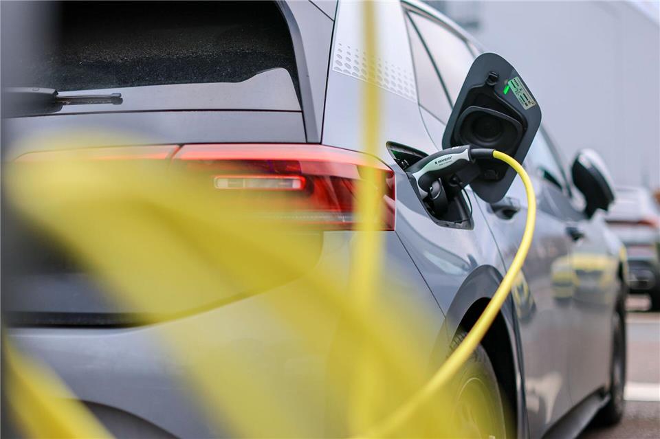 In Mecklenburg-Vorpommern waren in diesem Jahr mehrere Ladekabel an E-Ladesäulen abgeschnitten und gestohlen worden. (Symbolbild)Jan Woitas/dpa