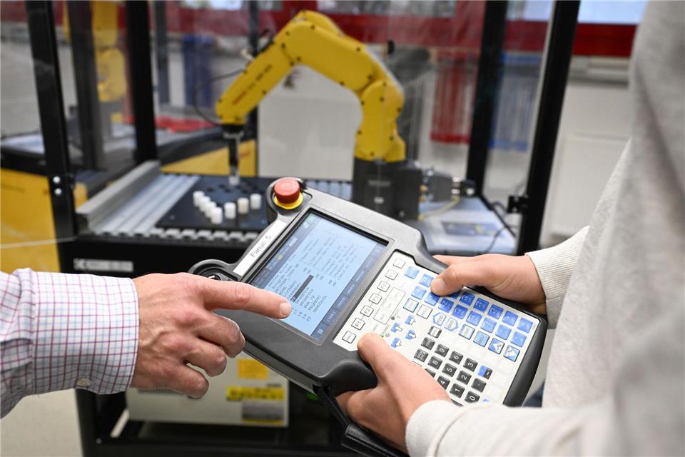In Mecklenburg-Vorpommern zieht es die meisten Azubis in die Industrie und in den Handel. (Symbolbild)Bernd Weißbrod/dpa