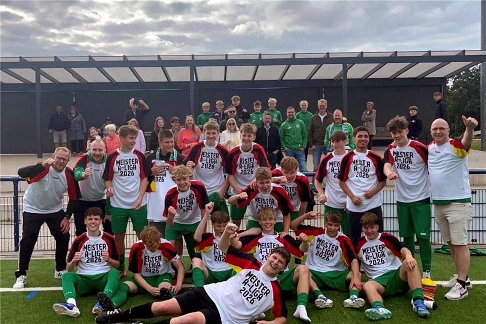 In Meister-T-Shirts bejubelte die U17 der JSG Velen/Hochmoor vor zwei Wochen ihren Titel in der Kreisliga A. Ab Sonntag strebt das Team von Trainer Michael Denne (rechts) in die Bezirksliga.