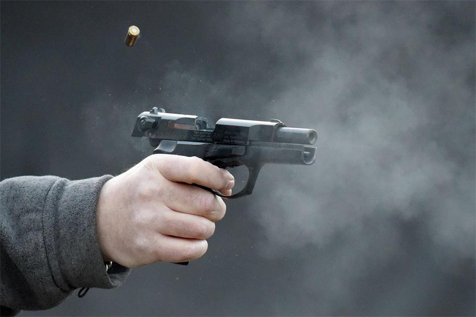 In Merseburg hat ein 31-Jähriger mit einer Schreckschusswaffe um sich geschossen. (Symbolbild)Carsten Rehder/dpa