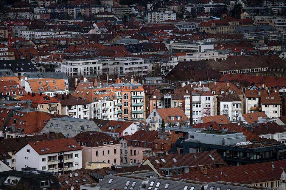 In Metropolen wie Stuttgart sind Wohnungen knapp und teuer.Marijan Murat/dpa