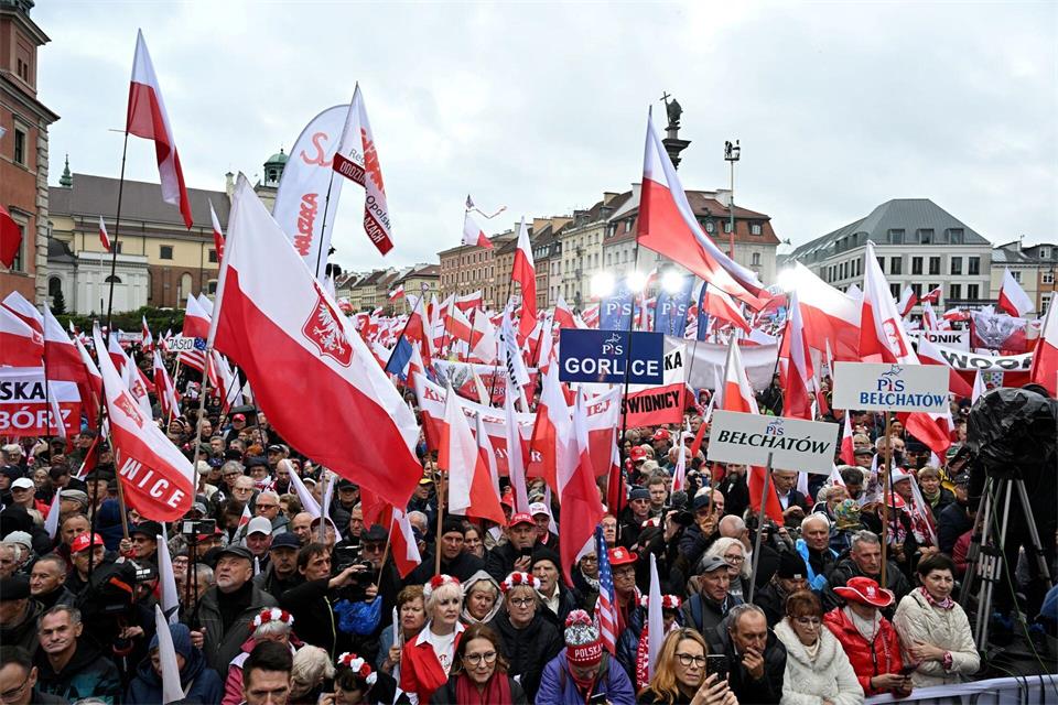 In Migrationsfragen vertreten PiS-Anhänger ähnliche Standpunkte wie die AfD - die russlandfreundliche Haltung der AfD lehnen PiS-Politiker allerdings ab. (Archivbild)Radek Pietruszka/PAP/dpa