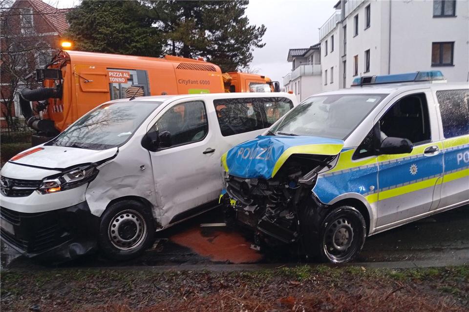 In Minden war ein Polizeiwagen in einen Unfall verwickelt.-/ Weserpictures/dpa
